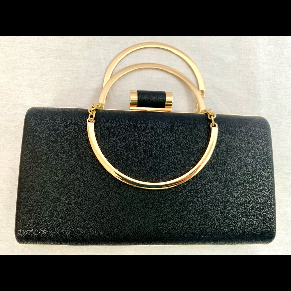 SOPHISTICATED BLACK CLUTCH W/ TOP HANDLE STRAP